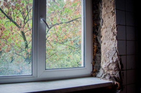 "Тут сквозняк ходив, ми склалися - купили металопластикове вікно. Збиралися далі ремонтувати, так Київміськбуд-2 далі не дозволив: казали, не маєте права, ми самі. От на цьому весь ремонт закінчився”, - Тетяна Корпач