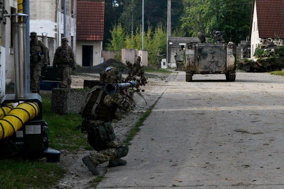 Украинские десантники ведут бой за город на учениях Saber Junction 18 проходивших в Германии последнюю неделю