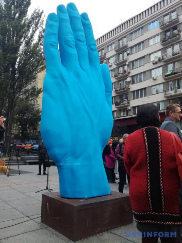 Скульптуру установили в рамках проекта Moving Monuments ("памятники, движутся") и инициативы "Киев - город мира", в соответствии с обращением Посольства Румынии в Украине