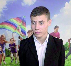 16-річний Ігор Петренко не має жодних документів, що посвідчують його особу. З матір’ю кочували, каже