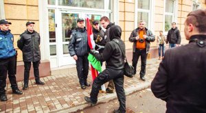Активісти знімають угорський прапор із будівлі міської ради в місті Берегове на Закарпатті 12 листопада 2017 року. Був встановлений поряд із прапорами України та Євросоюзу