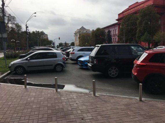 Університет ім. Т. Шевченка. Паркування у два ряди, несплата за паркування. Фото: auto.24tv.ua