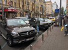 Бесарабська площа. “Заборонений” законом паркувальник допомогає поставити машину та збирає за це гроші. Фото: auto.24tv.ua