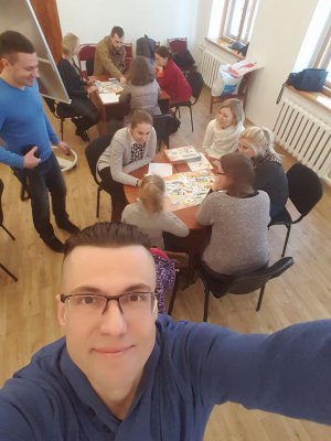 Харків’янин 44-річний Юрій Георгієвський очолює координаційну раду громадської організації ”Експертиза реформ”, що є розробником настільної гри ”Важниця”. Вона мотивує до переходу на українську мову в повсякденному житті