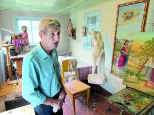 Художник Валерій Єрмаков стоїть у власній майстерні. Свої картини і скульптури роздає знайомим