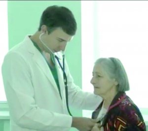 Головний кардіохірург Черкаського обласного кардіоцентру Олег Журба оглядає 73-річну Валентину Бобошко зі Сміли на Черкащині. З лівого передсердя пацієнтки видалили міксому