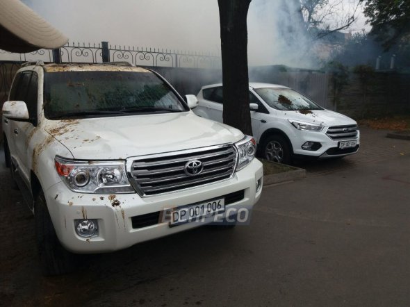 У Києві автомобілі російських дипломатів облили нечистотами. Фото: Еспресо