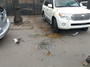 В Киеве автомобили российских дипломатов облили нечистотами. Фото: Эспрессо