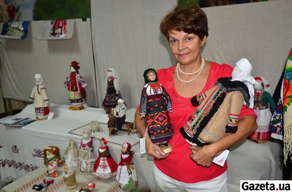 Глиняные куклы в украинских костюмах Людмила Павлова производит с 2010-го