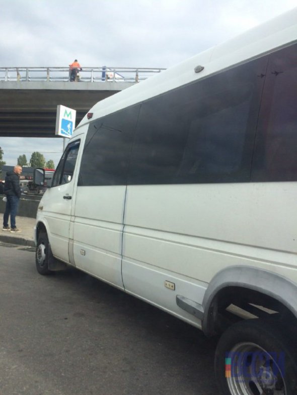 В Киеве возле станции метро "Выдубичи" трое неизвестных захватили в заложники маршрутный автобус с пассажирами
