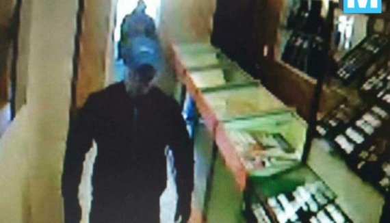 Задержали двух мужчин, подозреваемых в вооруженном ограблении ювелирного магазина а в городе Каменка-Днепровская накануне