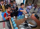 Палестина. Школьники покупают вареный нут в уличных продавцов. Эти торговые точки организованы ООН.