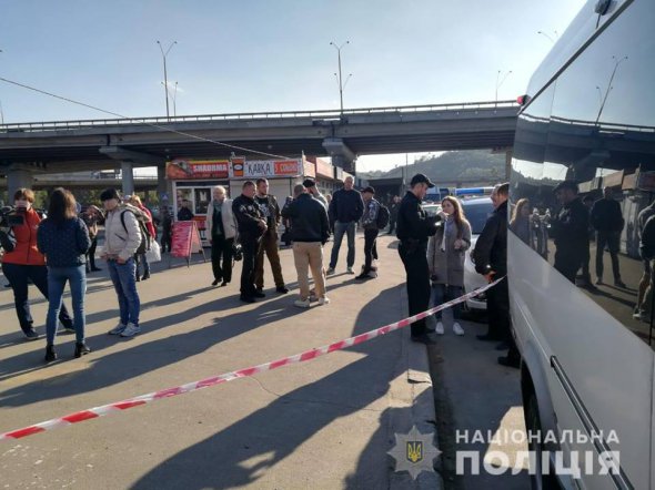 В маршрутке сообщением "Киев-Городище" нетрезвые пассажиры обвинили мужчину в похищении ребенка. А также травмировали женщину, которая вмешалась в конфликт.