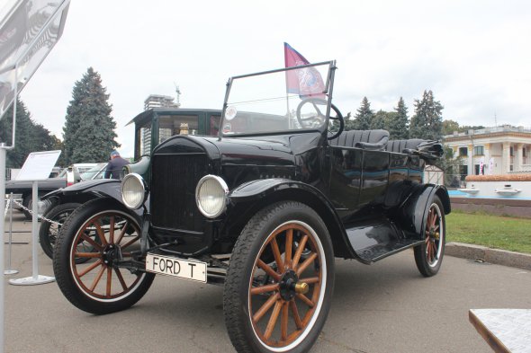  Ford T або «Бляшана Ліззі» - перший серійний автомобіль у світі. Його випускав Генрі Форд з 1908-го по 1927-й  роки. 