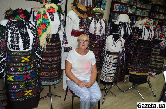 Такі сорочки у Борщівському і Заліщицькому районах Тернопільщини вишивали з кінця XIX ст. до 1930-х