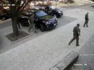 На фото видно дорогие авто вооруженных террористов