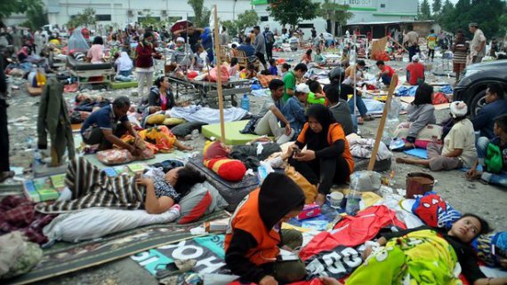 384 людини загинули через землетрус і цунамі в Індонезії