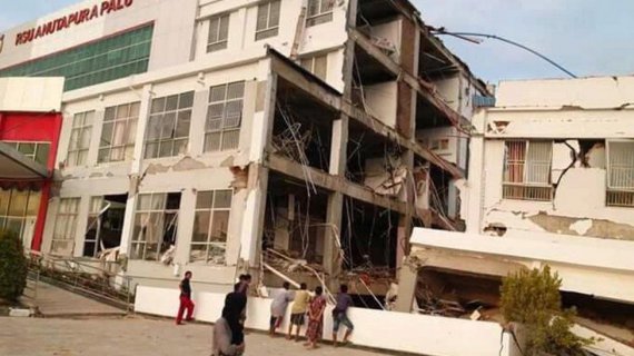 Через потужний цунамі і землетрус у місті Палу на острові Сулавесі загинуло 832 людини. Лікарні переповнені, багатьом людям допомагають просто неба. 
