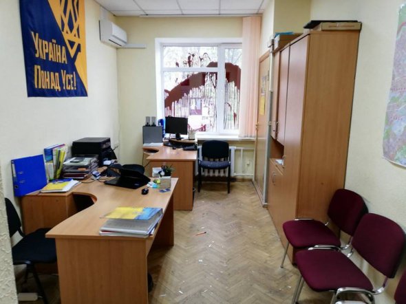 На громадську приймальню Білецького в Києві скоїли напад. Фото: Facebook