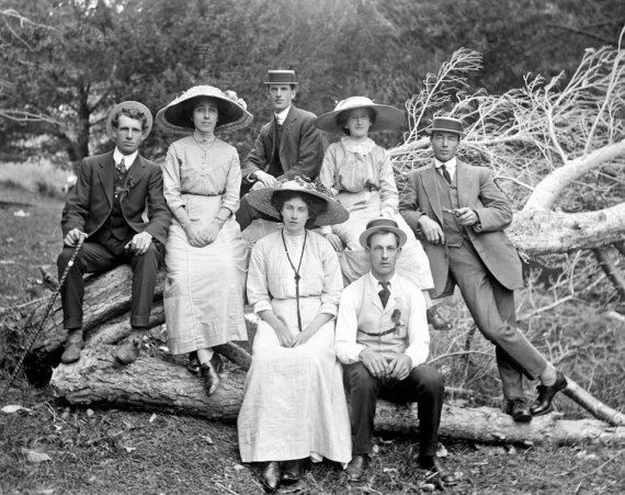 Жінки в головних уборах, початок ХХ століття