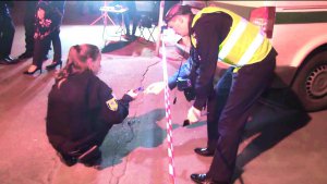 Поліцейські оглядають місце нападу на машину інкасаторів Ощадбанку на вулиці Софіївській в Одесі. У місті оголосили план ”Сирена”