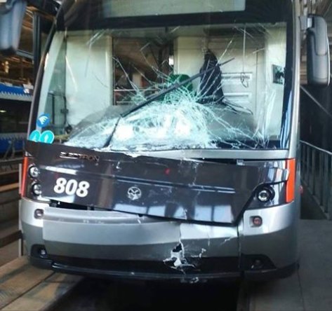 В "Електрона" розбите лобове скло та передня обшивка кузова