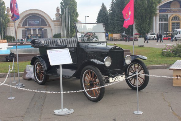 Американський автомобіль Ford model T. Експонат 1923 року випуску. 