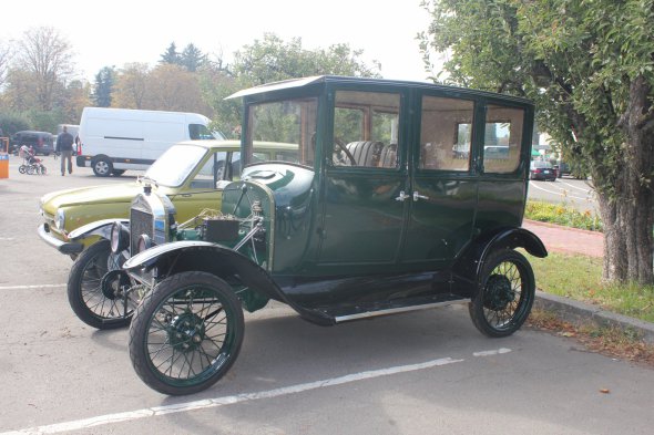 Найстаріше авто фестивалю Ford model T 1909 року випуску.