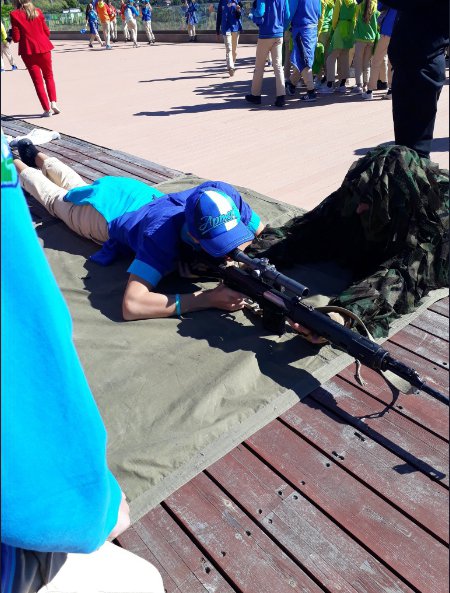 У дитячому таборі "Артек"  в окупованому  Росією Криму вихованців вчать користуватися зброєю