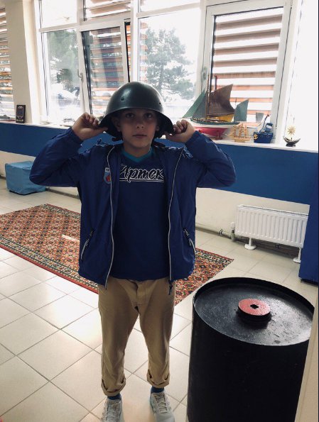 У дитячому таборі "Артек"  в окупованому  Росією Криму вихованців вчать користуватися зброєю