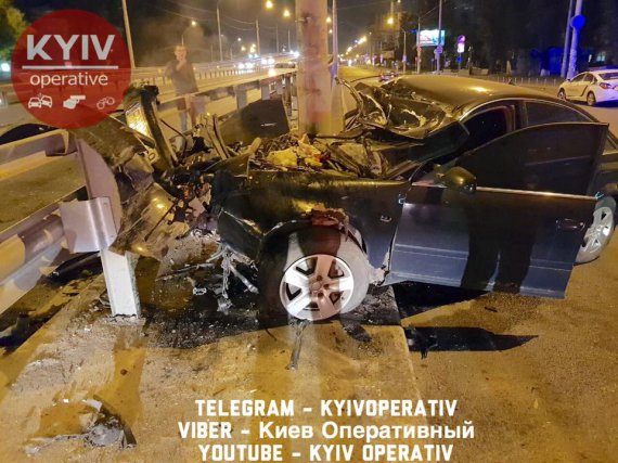В Киеве в районе станции метро "Нивки" автомобиль Audi на скорости влетел в отбойник. За рулем автомобиля находился старший лейтенант полиции