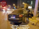 В Киеве в районе станции метро "Нивки" автомобиль Audi на скорости влетел в отбойник. За рулем автомобиля находился старший лейтенант полиции