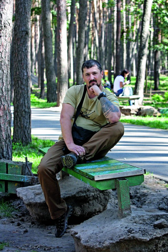 Йосип ПОНОМАРЕНКО, 36 років, доброволець. Народився 2 липня 1982-го в селищі Тересва Тячівського району на Закарпатті. Навчався на фізкультурному факультеті педагогічного університету імені Михайла Драгоманова в Києві. Монтував вежі зв’язку мобільного оператора МТС. Ремонтував квартири, працював у будівельному гіпермаркеті ”Епіцентр”. 2012 року у столиці відкрив два меблеві магазини. Після початку Революції гідності припинив роботу. Брав участь у протестах. На війну пішов добровольцем у батальйон Національної гвардії ”Донбас”. 30 серпня 2014-го потрапив у полон – після боїв за Іловайськ. На початку 2015 року повернувся на фронт – командиром взводу роти спецпризначення у полк ”Дніпро-1”. Служив рік. Навчається на четвертому курсі факультету журналістики Таврійського національного університету. Одружений із 31-річною Аллою, яка працює юристом. Мають синів 9-річного Данила й Назара, 3 роки