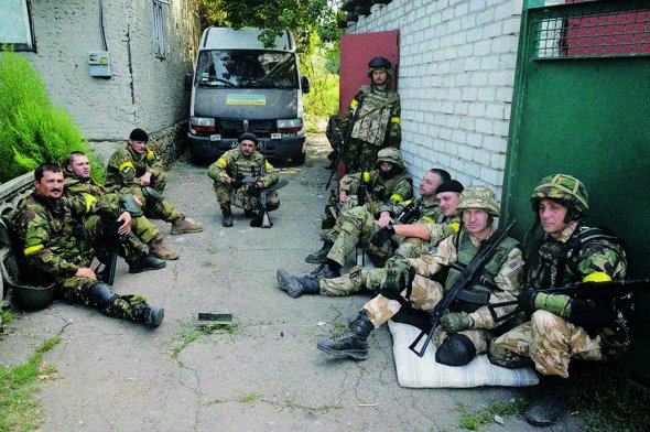 Бійці батальйону ”Донбас” відпочивають у дворі житлового будинку в Іловайську, 20 серпня 2014 року. Йосип Пономаренко – крайній зліва
