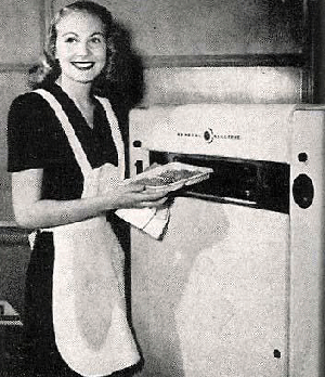 Першу серійну побутову мікрохвильову піч випустила японська фірма Sharp у 1962 році. Фото: Вікіпедія
