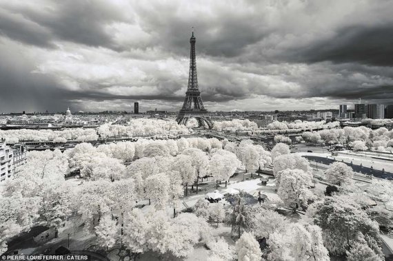 Эйфелева башня снятая фотографом Пьером-Луи Феррером в инфракрасной технике