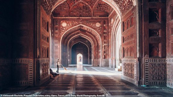 Утренний солнечный свет падает на пол через арки в мечети Тадж-Махал, Агра, Индия, март 2018