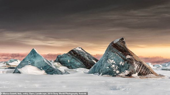 Итальянец Марко Гайотти снял айсберги, застрявшие в замерзшей воде на Шпицбергене