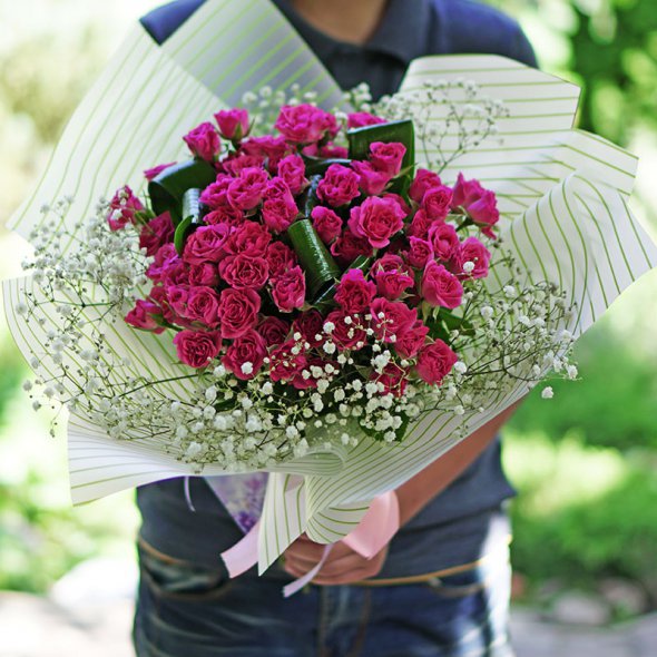 Фахівці в магазині "Квіточка" організовують доставку квітів у Києві цілодобово