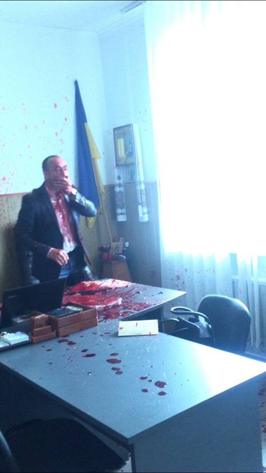 Міського голову Володимира Кулішова облили кров'ю в робочому кабінеті.