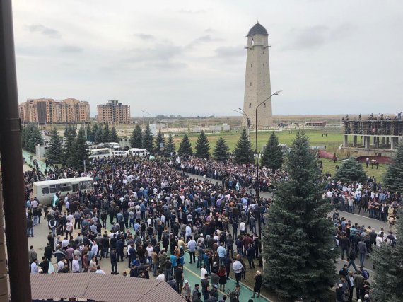 В столице Ингушетии Магасе многотысячный митинг. Люди пешком сошлись, поскольку дороги в город перекрыли правоохранители
