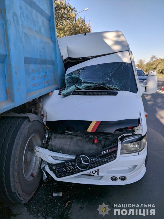 В Николаеве водитель маршрутки Mercedes-Benz въехал в грузовик Scania, которая стояла на обочине. Пострадали 8 пассажиров иикроавтобуса