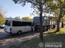 В Николаеве водитель маршрутки Mercedes-Benz въехал в грузовик Scania, которая стояла на обочине. Пострадали 8 пассажиров иикроавтобуса