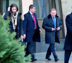 Другий президент України Леонід Кучма (праворуч) виходить із Національного аеропорту ”Мінськ” у супроводі охоронця, 31 січня 2015 року