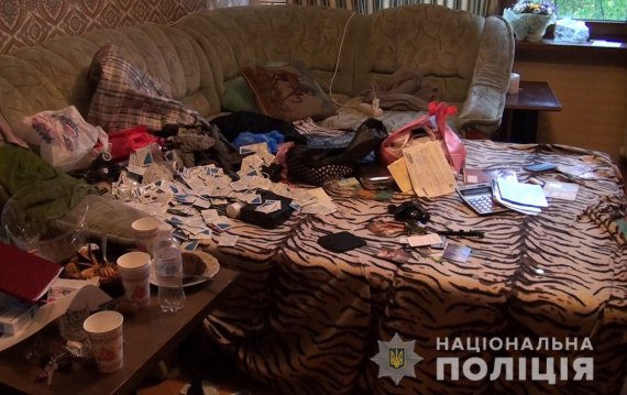 В Киеве правоохранители задержали 33-летнюю сутенершу. Вместе с сообщницей наладила интимный бизнес в столичной съемной квартире