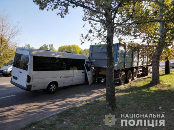 В Николаеве произошло ДТП с участием автобуса и грузовика. Фото: Нацполиция