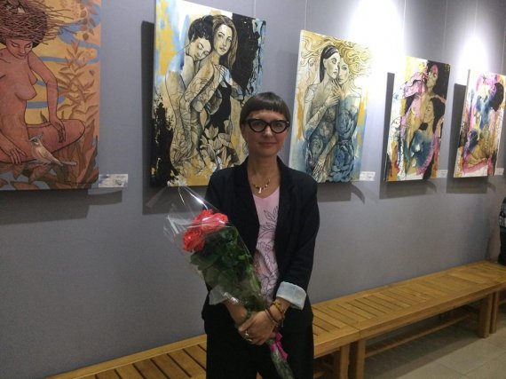 Украинская художница Татьяна Черевань показала картины с обнаженными женщинами в цветах