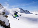 Лыжник спускается с вершины горного хребта Рила в Болгарии