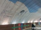 На станции метро "Осокорки" художники рисуют новый мурал