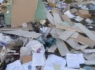 КамАЗ висипав на околиці Миколаєва архіви військової прокуратури разом із будівельним сміттям